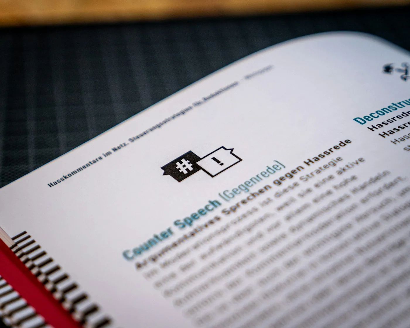Tech pack imprimé ouvert sur une table, avec BOM, placements de logos et fiche de mesures annotée.
