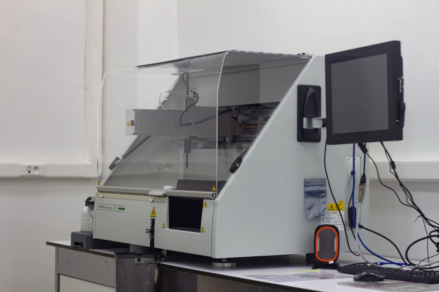 Appareil Martindale testant l’abrasion sur un échantillon de tissu en laboratoire.
