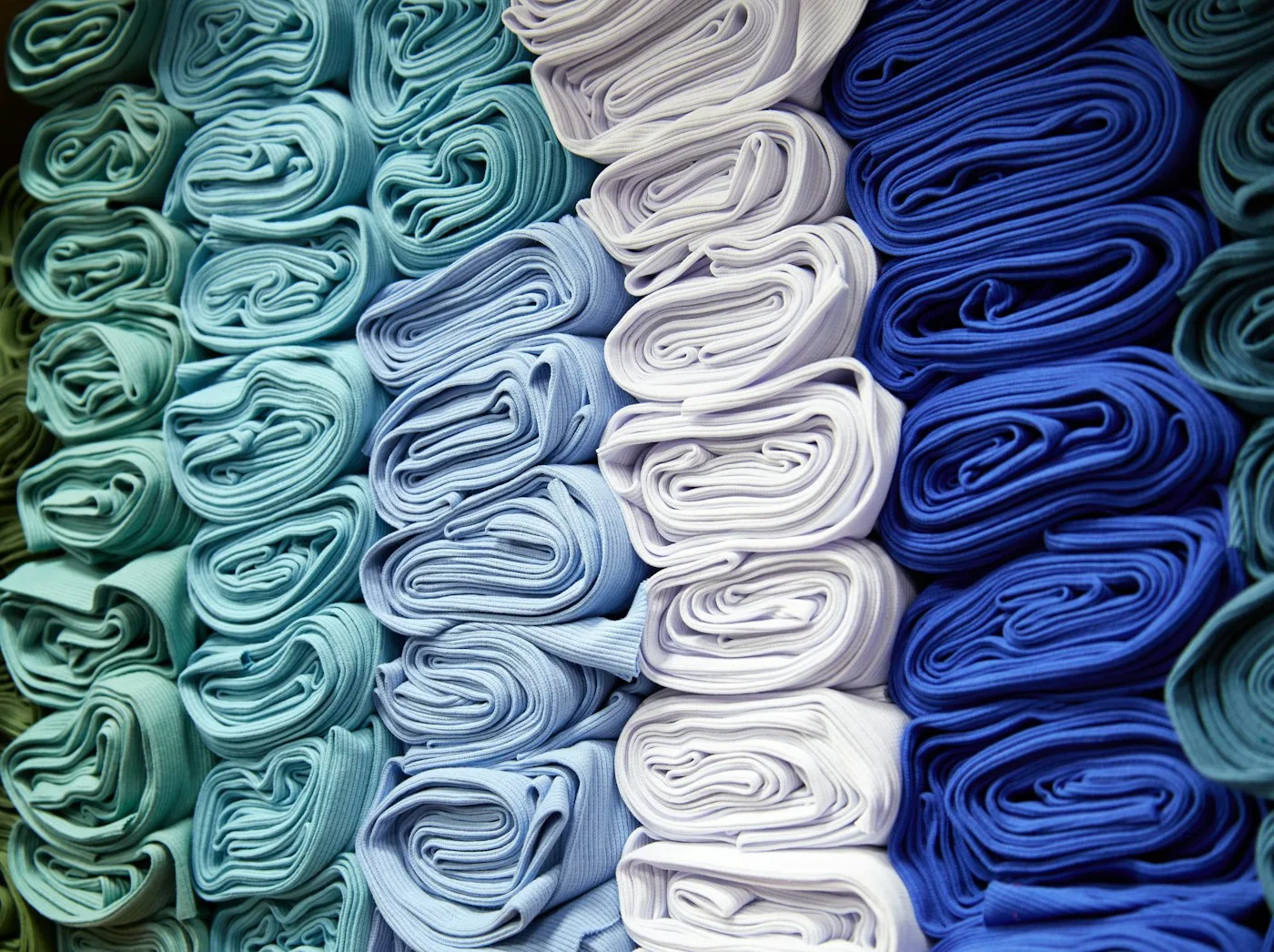 Cuves de teinture textile avec bains colorés dans une teinturerie industrielle.