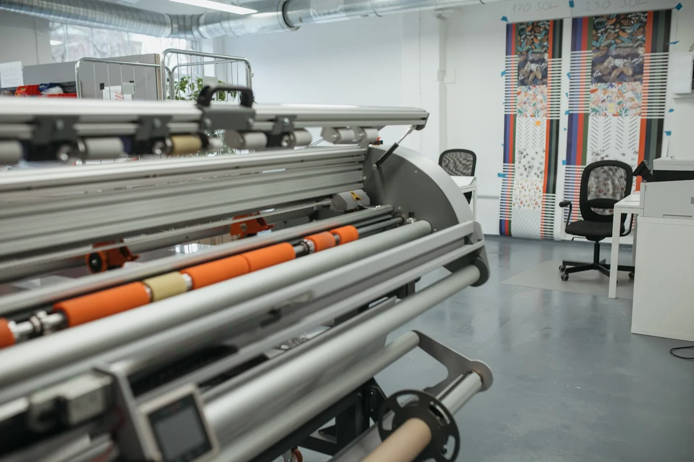 Salle de coupe avec étaleuse automatique déposant des couches de tissu avant découpe.
