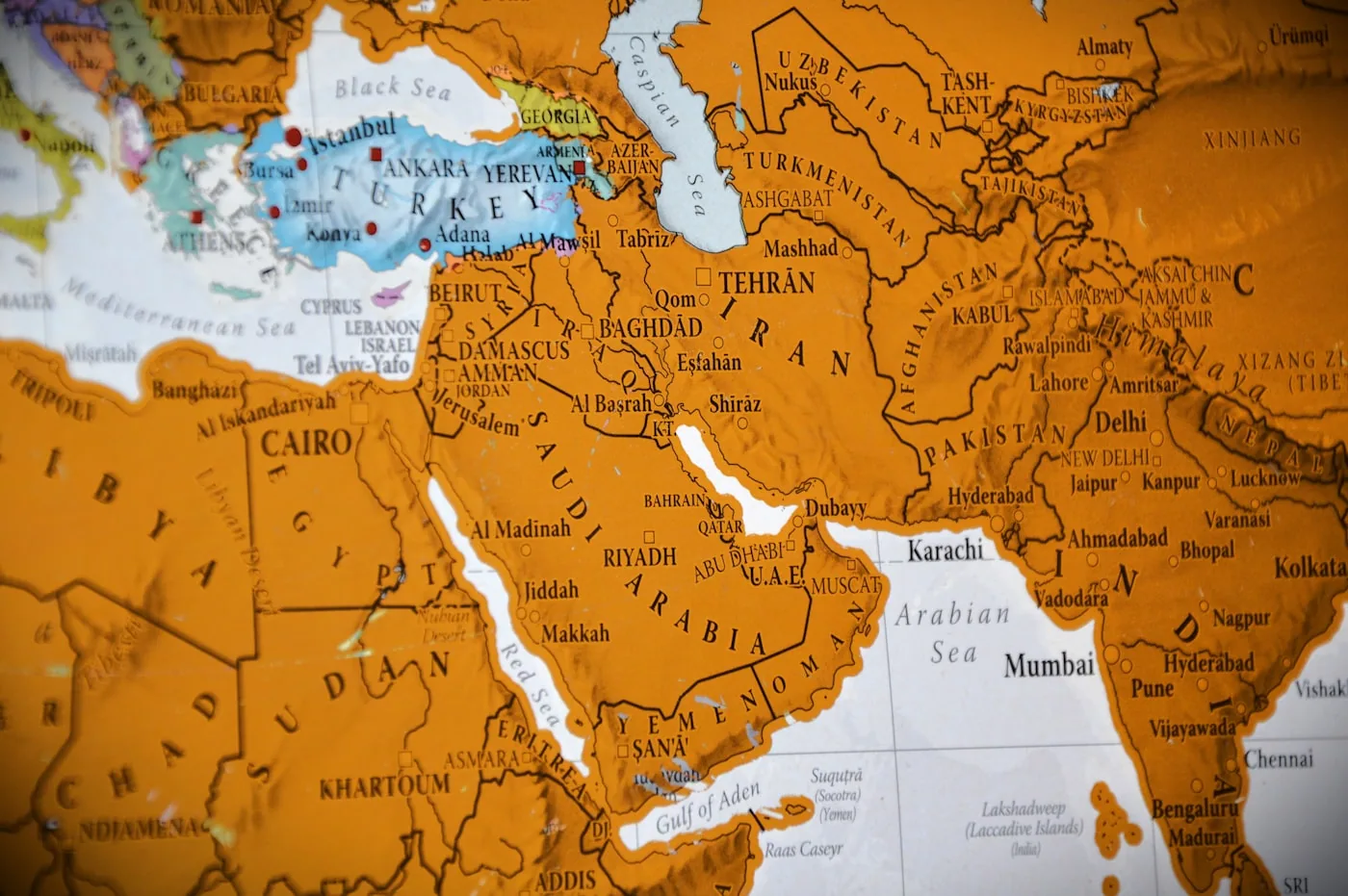 Carte murale annotée d’un responsable logistique montrant Karachi, Lahore et Faisalabad reliés par des flèches de flux.