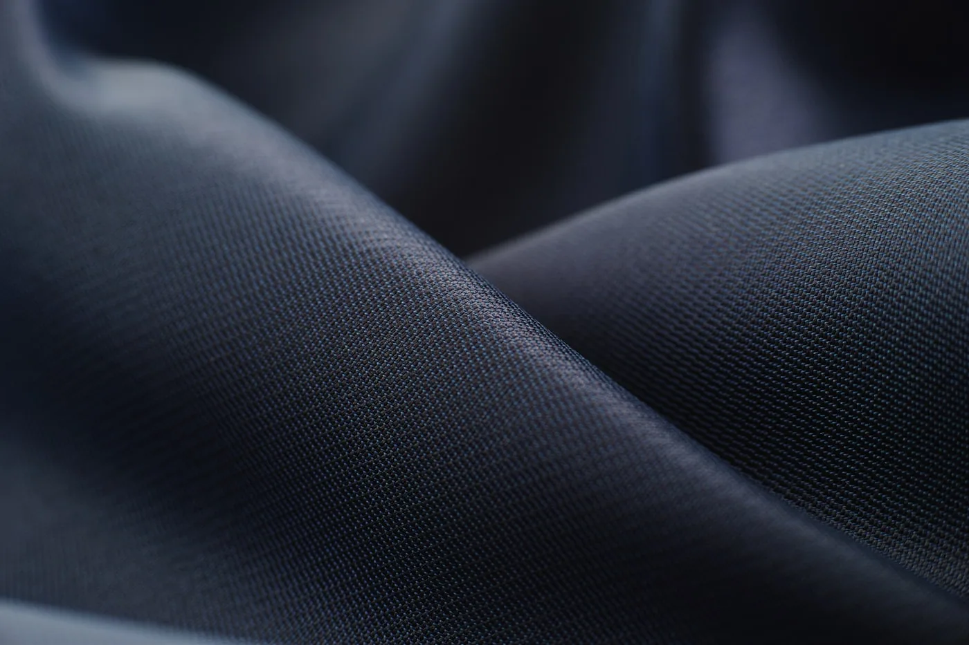 Rouleaux de tissu tissé léger type boardshort, mats et hydrofuges.