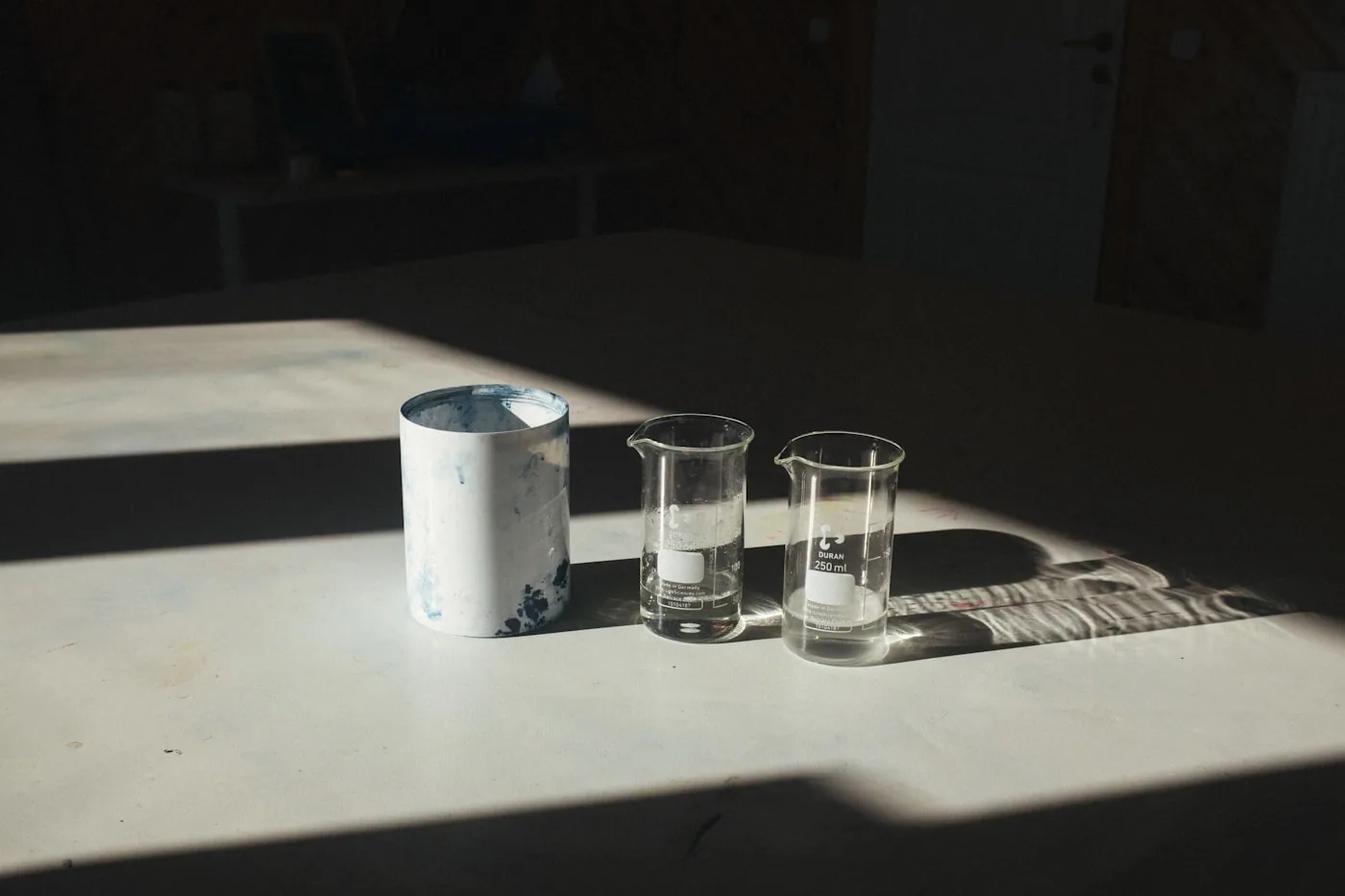 Technicien en laboratoire mesurant un échantillon de tissu sur un appareil de test normalisé.