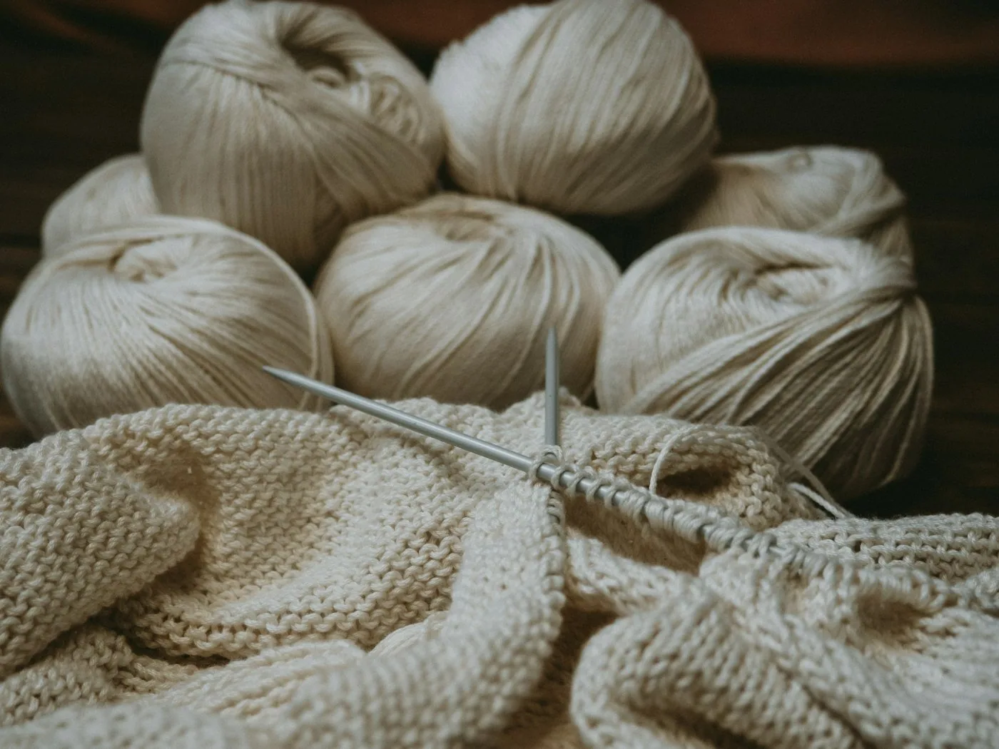 Ligne d’atelier avec surjeteuses et coverstitch alignées pour le coupé‑cousu.