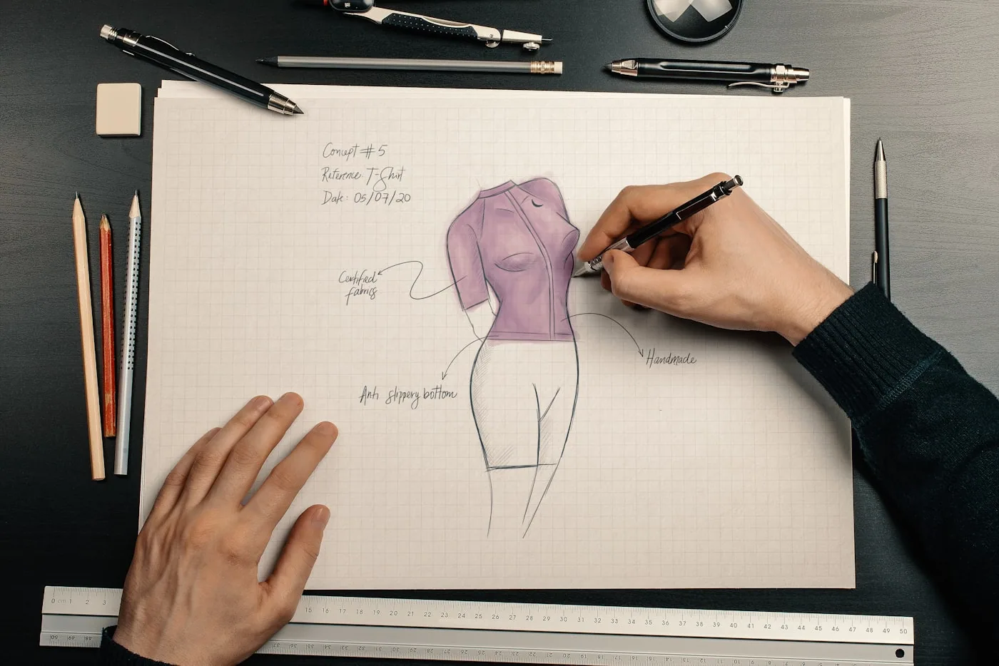Dessins à plat devant/dos d’un t-shirt avec annotations de mesures et détails de couture.