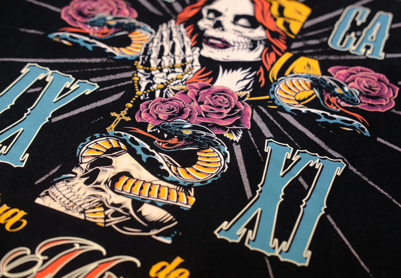 Un opérateur de sérigraphie imprime un logo sur un t‑shirt avec un cadre de sérigraphie en atelier.
