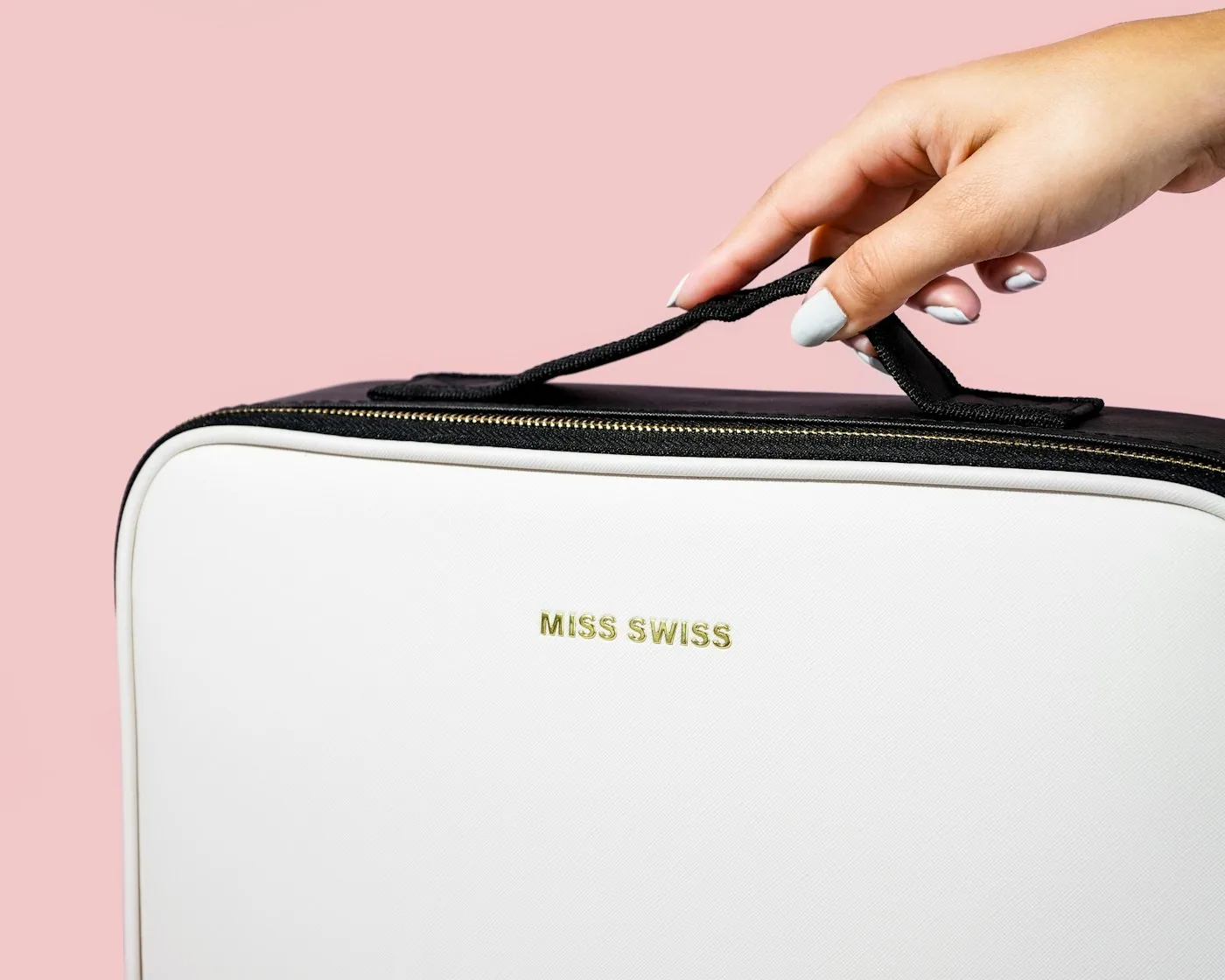Gros plan sur un sac en simili cuir montrant la tenue du bord et la surpiqûre.