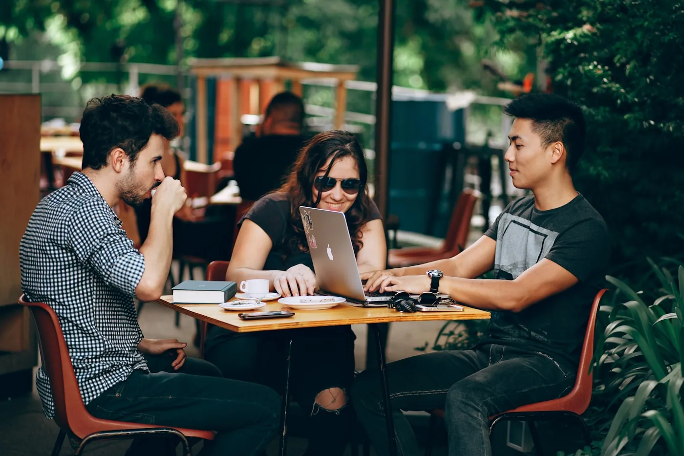 Entretien en tête‑à‑tête dans un café, une personne prend des notes face à un client.