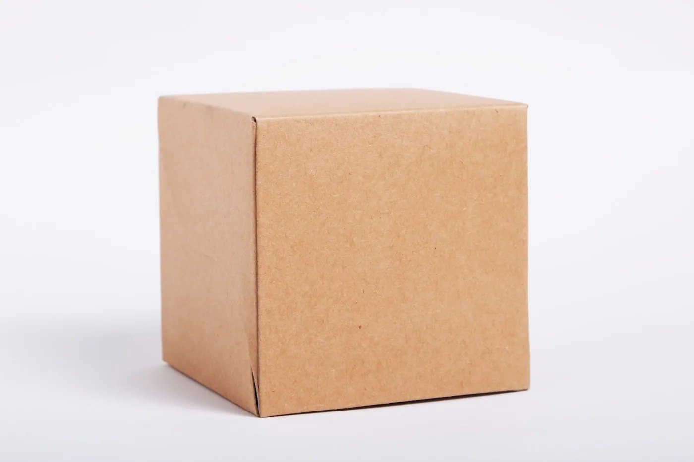 Cartons d’expédition de vêtements avec étiquettes codes-barres GS1-128 clairement apposées.