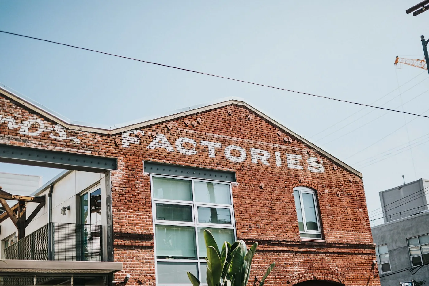 Façade d’une usine de confection avec enseigne et zone de chargement.