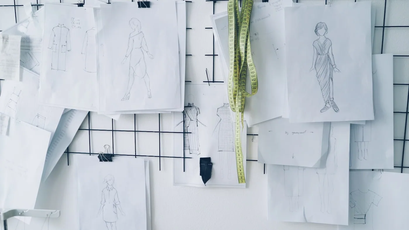 Croquis technique de vêtement avec mesures annotées et détails de couture.