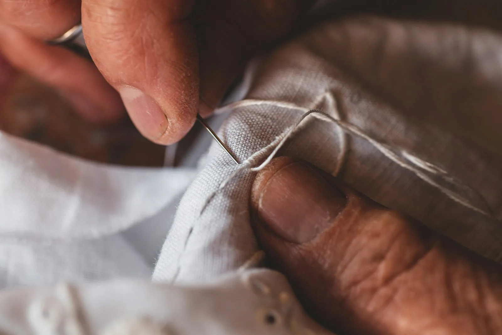 Évaluer la qualité des vêtements pour une garde-robe durable