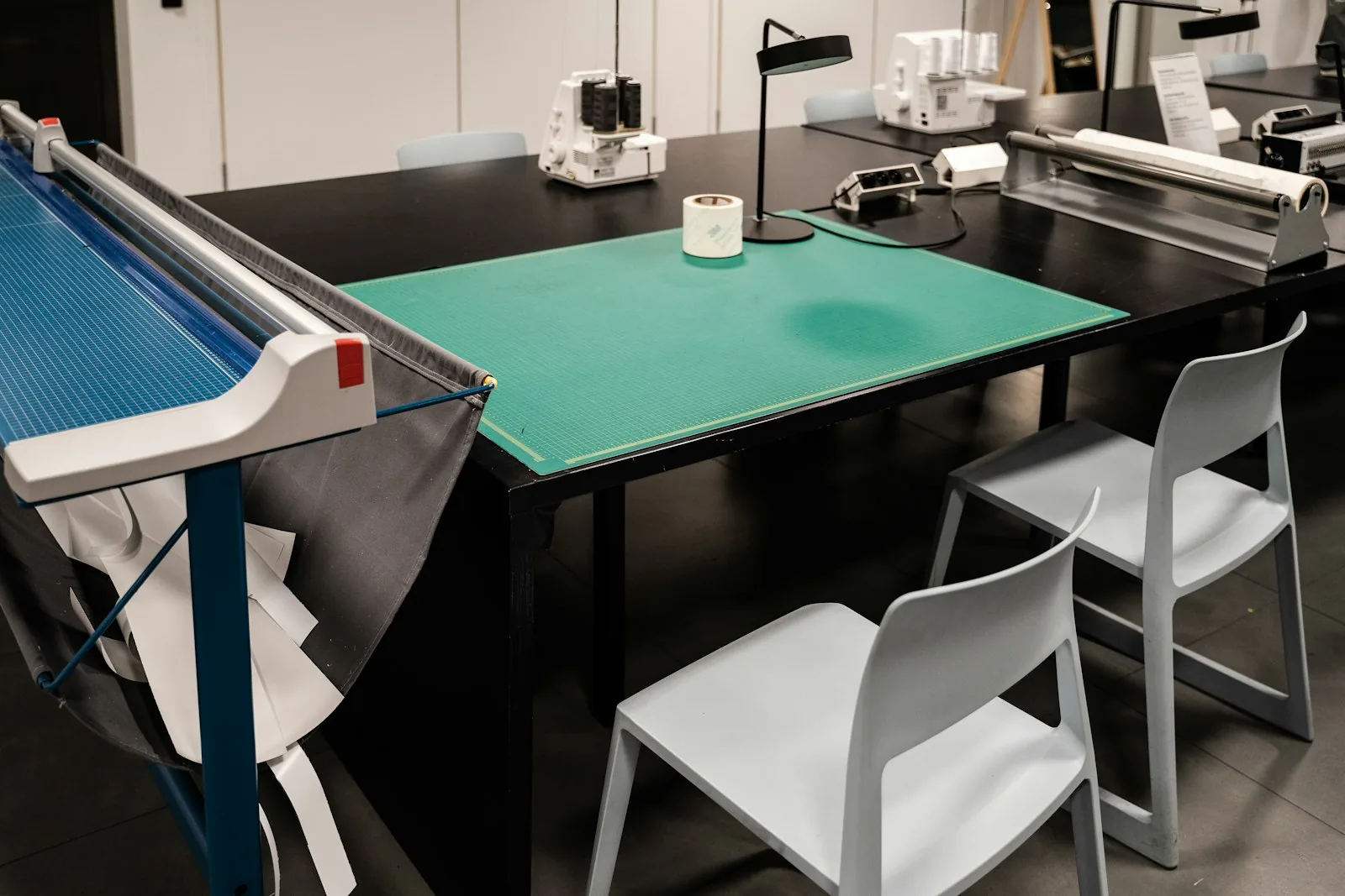 Guide sourcing et fabrication de vêtements : méthode atelier complète