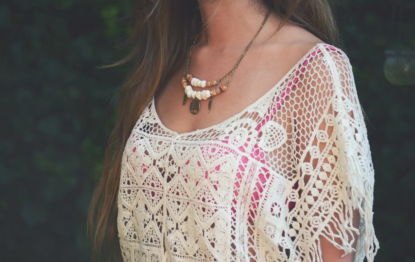 Top en crochet ajouré porté à la lumière du jour