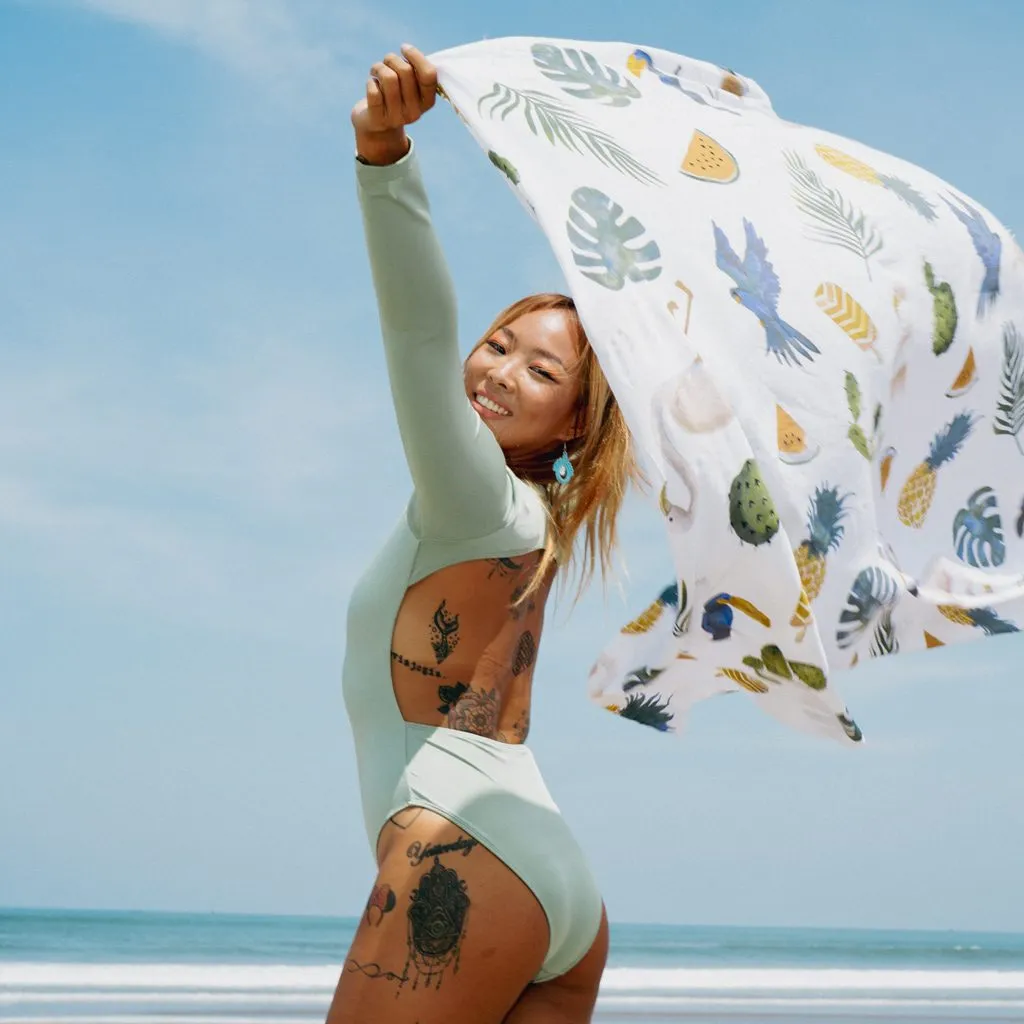 Maillot de bain une pièce porté sur une plage