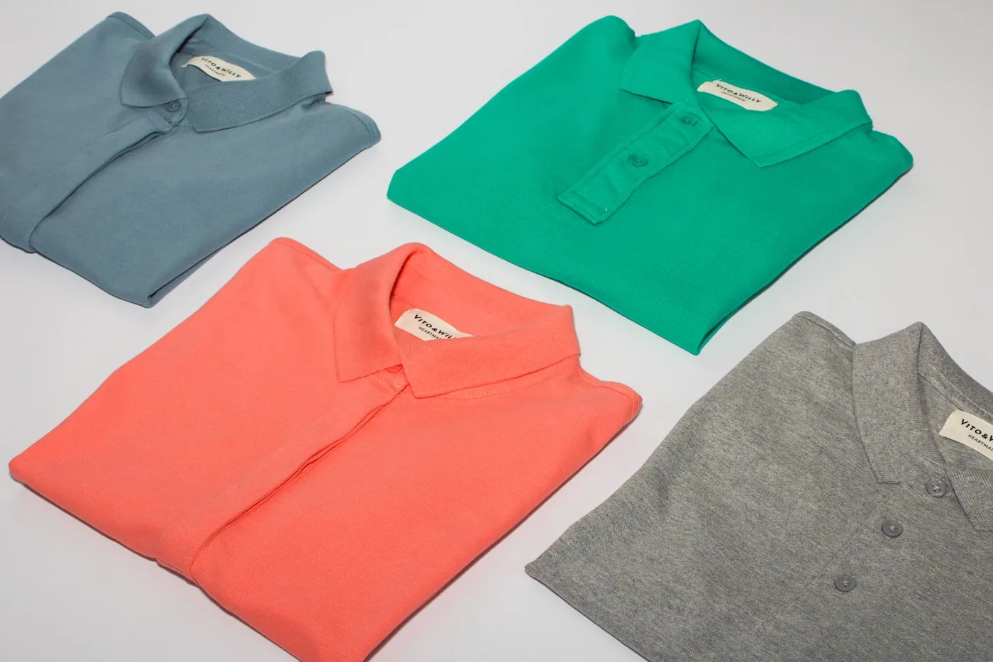 Polos personnalisés pliés : bleu, vert, corail et gris