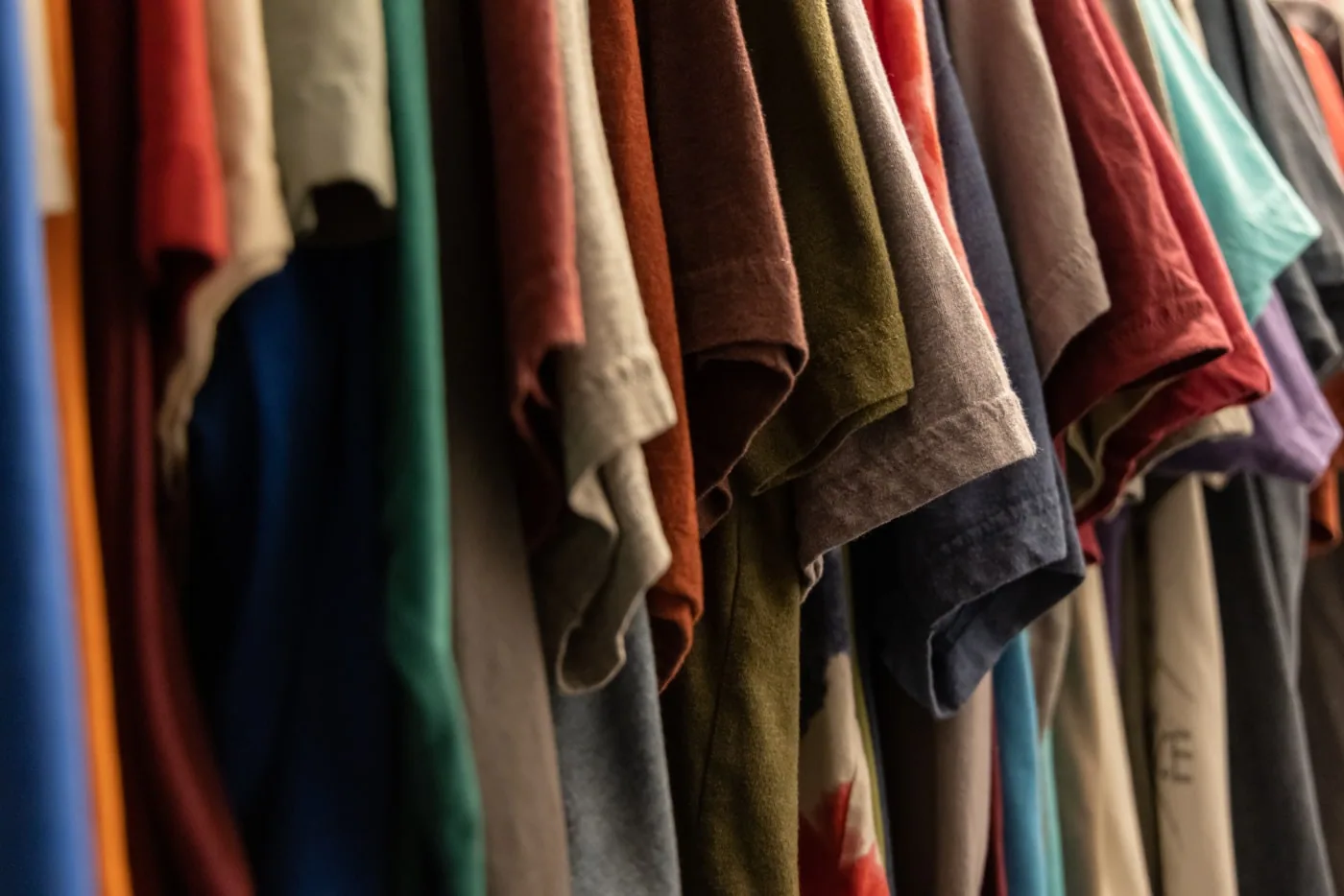 Portant de t-shirts personnalisés dans plusieurs coloris